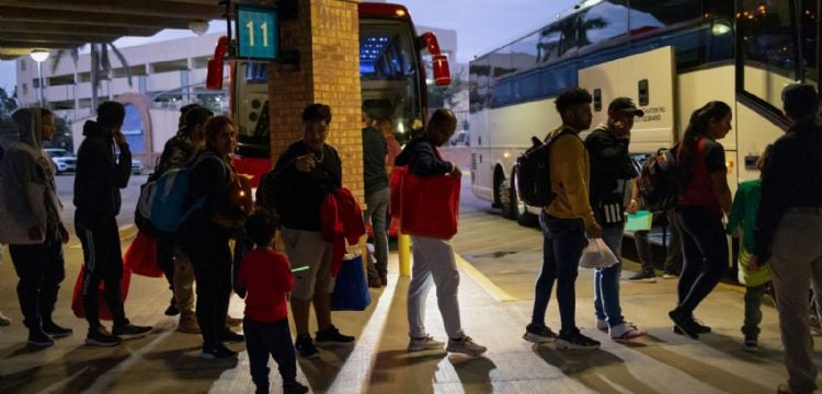 Juez dice que Nueva York no puede usar "ley antipobres" para impedir llegada de buses con migrantes