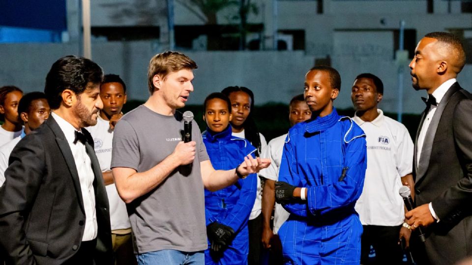 Verstappen, en su reunión con estudiantes en Ruanda.