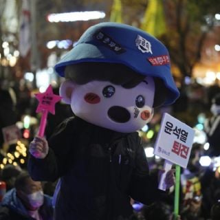 K-pop, luces navideñas y Santa Claus: los elementos que dan vida a las protestas en Corea del Sur