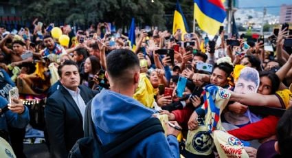 Los aficionados del América hacen un cántico especial durante la serenata al equipo: “¡Queremos a Rotondi!”