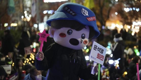 K-pop, luces navideñas y Santa Claus: los elementos que dan vida a las protestas en Corea del Sur