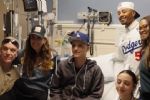 Mookie Betts, jugador de los Dodgers, visita a pacientes pediátricos del Hospital UCLA para darles regalos