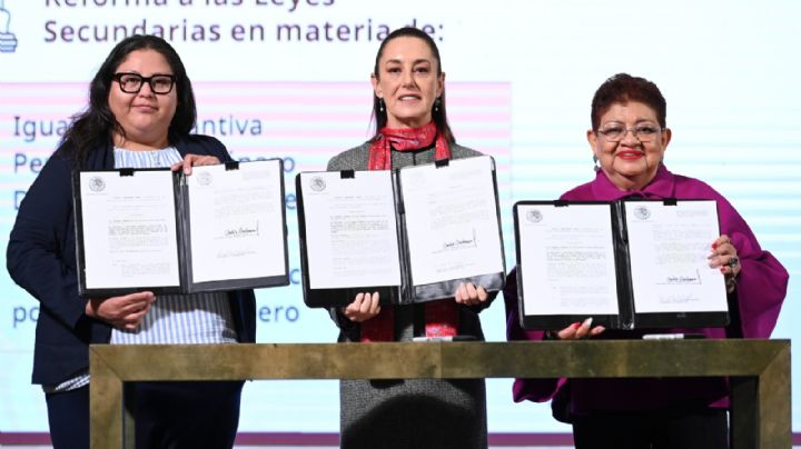 Sheinbaum firma decretos que reforman siete leyes secundarias en favor de las mujeres