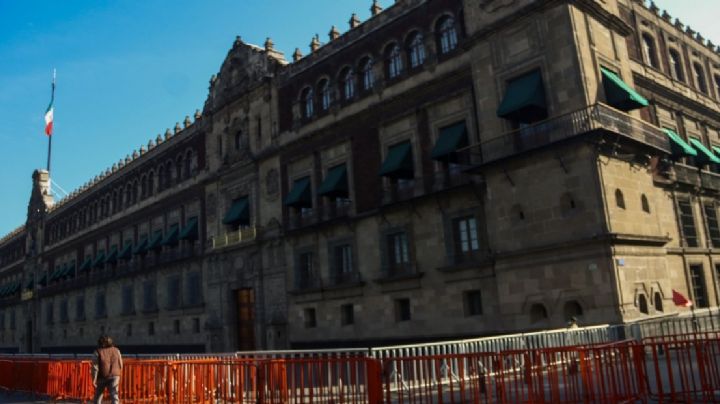 Mujer víctima de desplazamiento y acoso logra llevar su protesta hasta la puerta de Palacio Nacional