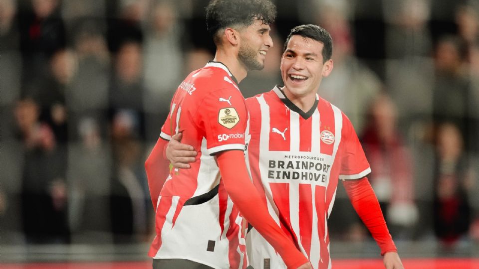 Lozano celebra un gol con Ricardo Pepi.