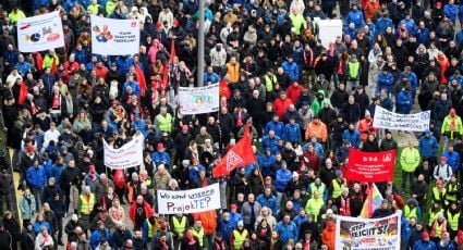 Miles de trabajadores de nueve plantas de Volkswagen se van a huelga