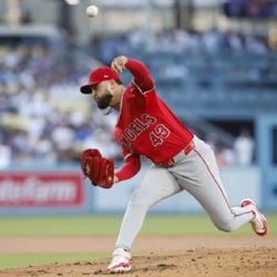 El pitcher mexicano Patrick Sandoval firma por dos temporadas con Medias Rojas de Boston