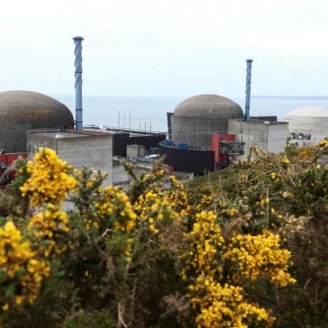 Francia conecta el primer reactor nuclear a su red eléctrica en 25 años y construirá otros seis