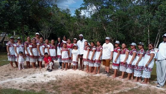 El beisbolista mexicano Randy Arozarena juega descalzo con las Diablillas, equipo femenil maya de softbol reconocido con un documental