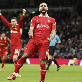 Doblete de Mohamed Salah ante Tottenham lo convierte en el cuarto goleador histórico del Liverpool