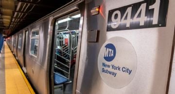 Hallan a mujer en llamas en el metro de Nueva York; la policía declaró su muerte en el lugar