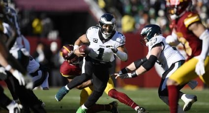 Jalen Hurts, quarterback de Eagles, sufre conmoción cerebral y no puede seguir en el duelo ante los Commanders