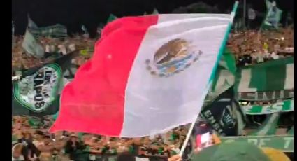 ¡Viva México! Efraín Juárez festeja con una imponente bandera tricolor el doblete del Atlético Nacional en Colombia