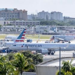 Agencia de aviación de Estados Unidos suspende vuelos de American Airlines tras reportar problemas técnicos en vísperas de Navidad