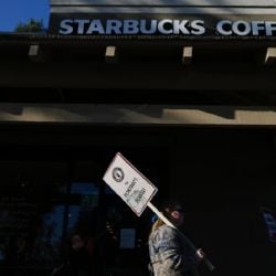 Huelga de Starbucks: trabajadores extienden el paro a más de 300 tiendas en Estados Unidos