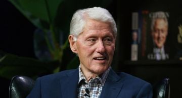 Dan de alta al expresidente Bill Clinton después de recibir tratamiento contra la gripa