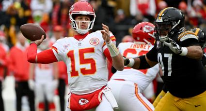 Mahomes sale inspirado en la Navidad y los Chiefs superan a Steelers para amarrar el primer puesto de la Conferencia Americana