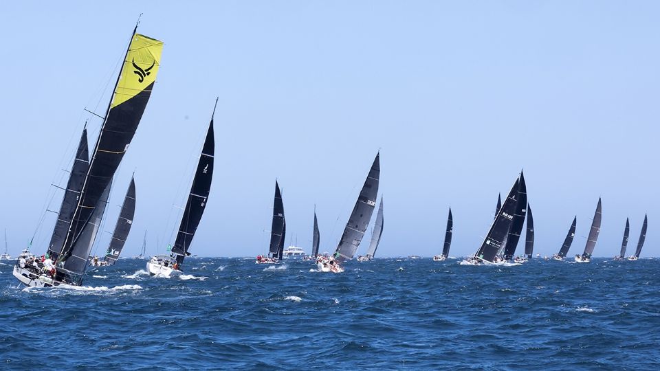 Los navegantes compiten tras el comienzo de la regata Sydney-Hobart.