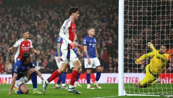 Arsenal gana con apuros al Ipswich Town y retoma el segundo lugar de la Premier League inglesa