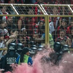 ¡Lamentable! La Final en Costa Rica termina con batalla campal e invasión a la cancha de aficionados armados con palos