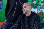 Héctor Herrera, quien dejó la MLS por escupir a un árbitro, bromea al firmar playera del América a un niño: “Me van a salir ronchas”