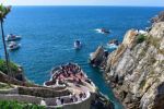 Se hunde yate en Acapulco luego de chocar contra una zona rocosa de La Quebrada