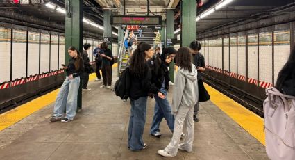 Un hombre se encuentra en estado crítico tras ser aventado a las vías del metro de Nueva York por un encapuchado