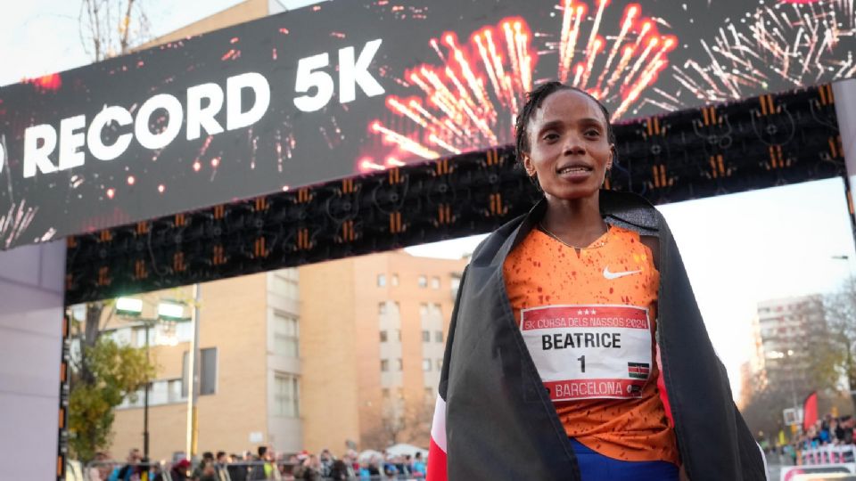 Chebet celebra con su bandera nacional.
