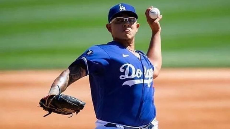 Julio Urías en el pitcheo durante un partido de los Dodgers.