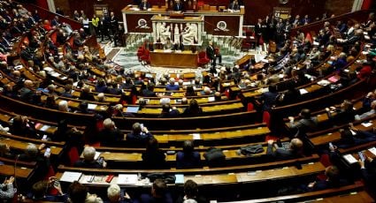 Oposición derriba al gobierno francés al impulsar una moción de censura contra el primer ministro