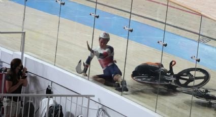 Las ciclistas Catriona Propster y Katy Marchant sufren aparatoso accidente tras volarse la barrera de contención; la británica fue llevada al hospital