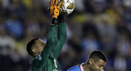 Ángel Malagón, portero del América, deja la cancha inmovilizado y con oxígeno tras victoria ante Cruz Azul