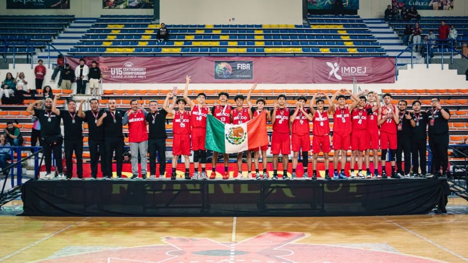 Los infantes festejan con la bandera tricolor.