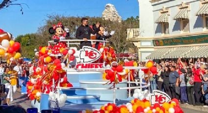 Patrick Mahomes goza de nuevo en Disneyland junto a su familia tras repetir como MVP del Super Bowl