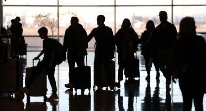 Sobrecargos protestan en 30 aeropuertos de EU para exigir un aumento salarial