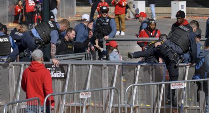 Aficionados de los Chiefs atrapan a uno de los presuntos agresores en el tiroteo en Kansas City