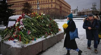 Autoridades rusas detienen a más de 400 personas durante los homenajes improvisados al opositor fallecido Alexei Navalny