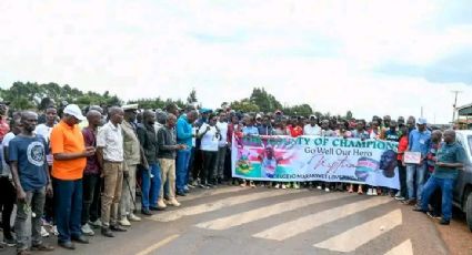 Cientos de atletas y admiradores marchan en Kenia como homenaje al fallecido maratonista Kelvin Kiptum