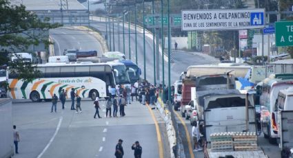 Detienen por siete horas a 37 normalistas en Acapulco que intentaron tomar un autobús para viajar a Chilpancingo