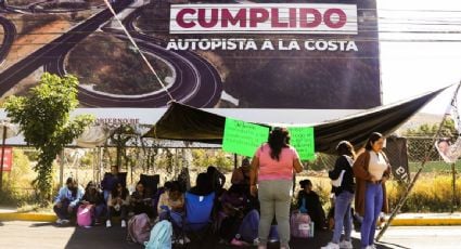 Mototaxistas bloquean por más de 12 horas la carretera a Puerto Escondido para exigir que se les permita circularla