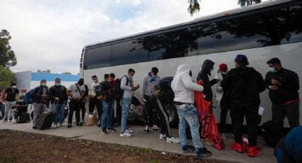 Patrulla Fronteriza abandona a migrantes en una parada de autobús de San Diego por falta de fondos para el centro de alojamiento