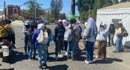 Maestros del SNTE reciben a AMLO en Salina Cruz con bloqueos y protestas