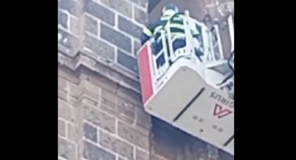 Bomberos rescatan a persona que amenazaba con lanzarse desde el edificio del Gobierno de la CDMX en el Zócalo