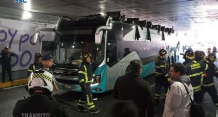 Autobús de pasajeros choca en un bajopuente de Viaducto e Insurgentes; hay al menos 16 heridos