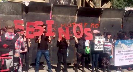 Antitaurinos se manifiestan previo a la corrida de aniversario en la Plaza México: “No es cultura, es tortura”