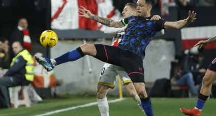 Polémica en España por el ‘tocamiento’ de un aficionado en pleno partido a Lucas Ocampos, jugador del Sevilla