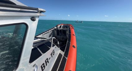 Elementos de la Semar rescatan a dos pescadores que pasaron cuatro días a la deriva frente a costas de Yucatán