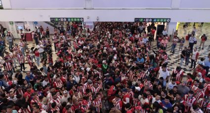 Chivas recibe espectacular bienvenida de la afición en el aeropuerto de la CDMX; 'Chicharito' viaja por separado