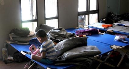 Trasladan a migrantes a hoteles por un brote de sarampión en el refugio más grande de Chicago