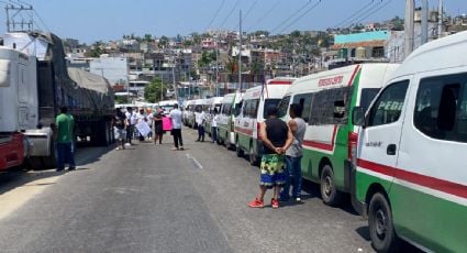 Bloquean por dos horas la carretera Acapulco-Zihuatanejo por el asesinato de un transportista; acusan a la policía de Guerrero